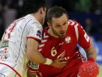 Grzegorz Tkaczyk powstrzymywany przez Vladimira Temelkova (fot. PAP/EPA)