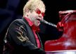 Elton John otwarcie przyznaje się do homoseksualizmu, czym przysparza sobie wielu wrogów