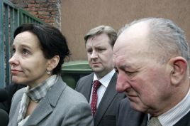Siostra Krzysztofa Olewnika – Danuta i ojciec – Włodzimierz poznali wyniki sekcji zwłok. W środku mecenas Ireneusz Wilk