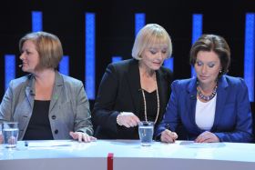 Ostatnie ustalenia przed rozpoczęciem debaty (fot. Ireneusz Sobieszczuk/TVP) (c)