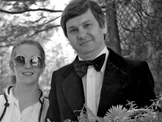 W roku 1982 najpopularniejszy znawca opery w Polsce w modnej muszce (fot. arch. PAP/Mirosław Stankiewicz)