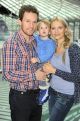 Mariusz Czerkawski z żoną Emilią i synkiem Iwo (fot.Agencja Forum)