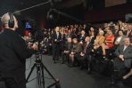 W czasie przerwy rozmowy z gośćmi obecnymi w studio prowadził Maciej Orłoś (fot. Ireneusz Sobieszczuk/TVP)