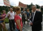 Broniąc osiedlowego placu zabaw, wejdzie w konflikt z wpływową rodzina Podhoreckich (fot. Luka Lukasiak/East News)