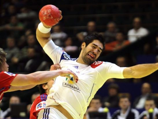 Nikola Karabatić w jednej ze swoich akcji ofensywnych (fot. PAP/EPA)