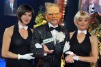 Donald Tusk niczym Hugh Hefner w towarzystwie uroczych asystentek (fot. J. Bogacz/TVP)