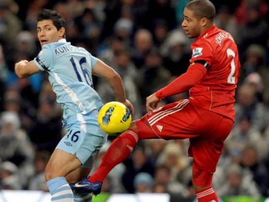 Sergio Aguero w starciu z Glenem Johnsonem (fot. PAP/EPA)