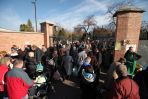 Od początku weekendu w nekropoliach panuje wzmożony ruch (Fot. Tomasz Gzell/PAP)