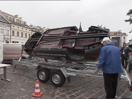 Można usiąść w symulatorze dachowania.