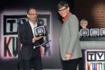 Nagrodę za twórczość dla dzieci i młodzieży odebrał przedstawiciel wydawnictwa Czarodziejska kura (fot. TVP/I. Sobieszczuk)