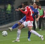 Junior Diaz walczy o piłkę z Arkadiuszem Piechem (fot. PAP/Jacek Bednarczyk)
