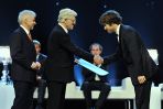 Andrzej Jasiński wręcza nagrodę Lukasowi Geniusasowi (fot. Jan Bogacz/TVP)