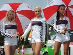 Piekne hostessy są ozdobą wyścigów (fot. ceed-lotos-cup.pl)