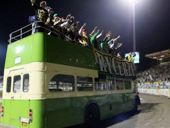 Wymalowany w klubowe barwy autobus z zawodnikami Falubazu (fot. PAP/Lech Muszyński)