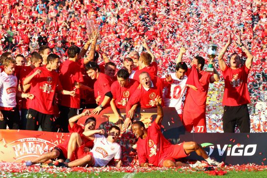 Widzew po raz drugi z rzędu wygrał rozgrywki w I lidze (fot. PAP/EPA)