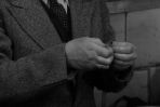 Meldunki ukrywamy w ustnikach papierosów (fot. TVP)