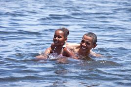 Prezydent Barack Obama i jego córka Sasha pływają na wodach Zatoki Meksykańskiej w Panama City na Florydzie (fot. PAP/EPA/PETE S