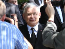 Jarosław Kaczyński podczas wizyty w gospodarstwie rolniczym w Kubalinie pod Poznaniem (PAP/A. Ciereszko)