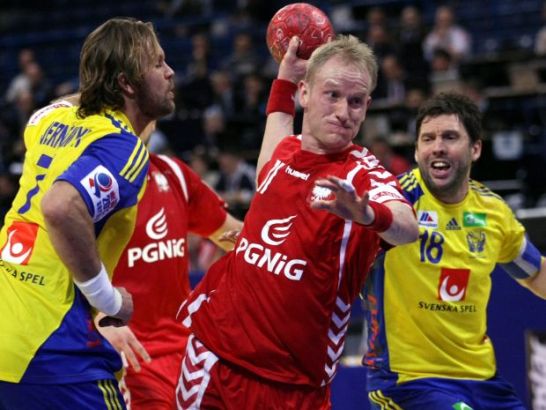 Adam Wiśniewski atakuje na bramkę Szwedów (fot. PAP/EPA)