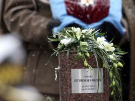 Urna z prochami Wisławy Szymborskiej podczas uroczystości pogrzebowych na Cmentarzu Rakowickim w Krakowie.