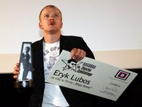 Eryk Lubos z Nagrodą im. Cybulskiego (fot. PAP/Tomasz Gzell)