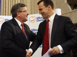 Bronisław Komorowski i Radosław Sikorski (fot. PAP/Andrzej Grygiel)