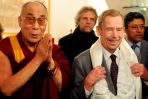 Vaclav Havel spotykał się również z Dalajlamą (fot. PAP/EPA)