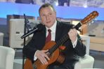 Europoseł grał także na gitarze i śpiewał (fot. Jan Bogacz/TVP)