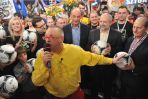 Orkiestrę wsparł prezes TVP Juliusz Braun przekazując piłki, którymi będą grali piłkarze na EURO 2012 (fot. I. Sobieszczuk/TVP)