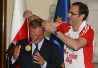 Trener reprezentacji Polski w siatkówce Daniel Castelliani przekazał premierowi medal zdobyty podczas mistrzostw w Izmirze (Fot.