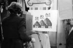 Słupki z rozkładem głosów, animacje komputerowe, wizualizacje... a kiedyś po prostu plansze (1953) fot.  Z. Januszewski