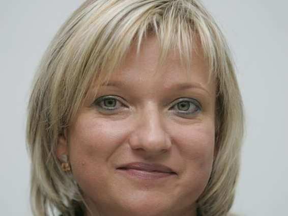 Posłanka w 2005 roku. Pospolity blond balejage i kiepski makijaż (fot. arch. PAP/Andrzej Wiktor)