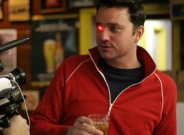 Oko świecące na czerwono daje Robowi wygląd niczym z filmów o Terminatorze (fot.eyeborgblog.com)