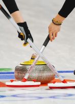 Curling często nazywany jest szachami na lodzie, bo liczy się tu przede wszystkim taktyka (EPA/TANNEN MAURY)