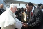 Benedykta XVI serdecznie przywitał prezydent Beninu Thomas Boni Yayi (fot. PAP/EPA)
