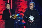 Odebrali ją: Wojciech Kościelniak – reżyser i Maciej Korwin – dyrektor teatru (fot. Jan Bogacz/TVP)