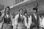 Zespół Mazowsze przechodzi ulicami Warszawy podczas Święta Pracy w 1973 roku, fot. TVP/ M.Stankiewicz