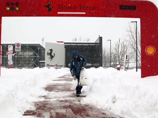 Ferrari nie mogło zaprezentować bolidu z powodu ataku zimy (fot. PAP/EPA)