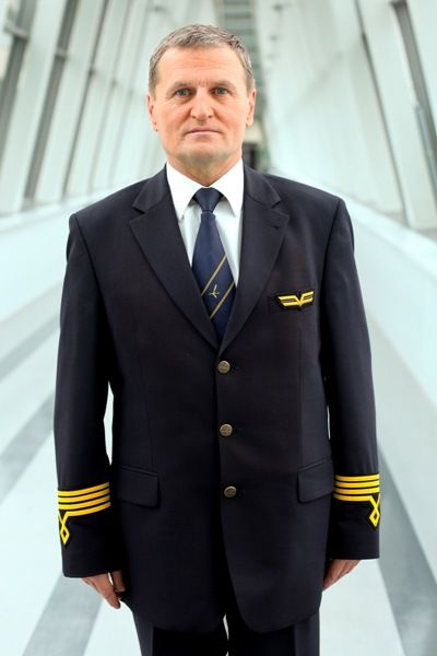Baczność! Oto kapitan Wrona (fot. Agencja Forum)