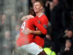 Man Utd – Bolton 3:0. Danny Welbeck gratuluje Paulowi Scholesowi bramki w ponownym debiucie (fot. PAP/EPA)