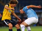 Asier Illarramendi Andonegi (L) w pojedynku  Liborem Kozakiem (fot.PAP/EPA)