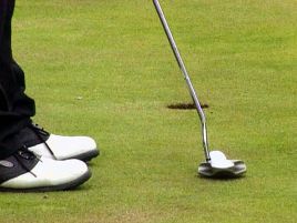 Pechowy golfista przy uderzeniu zahaczył kijem o kamień, krzesząc iskry, od których w płomieniach stanęło pole golfowe (fot. arc