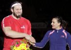Tomasz Majewski i Jelena Isinbajewa podczas dekoracji (fot. Piotr Hryniszyn/SPORT.TVP.PL)