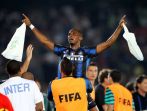 Samuel Eto'o świętuje zdobycie trofeum (fot. PAP)