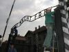 Bezcenny napis został  pocięty na części i przygotowany do wywiezienia z Polski