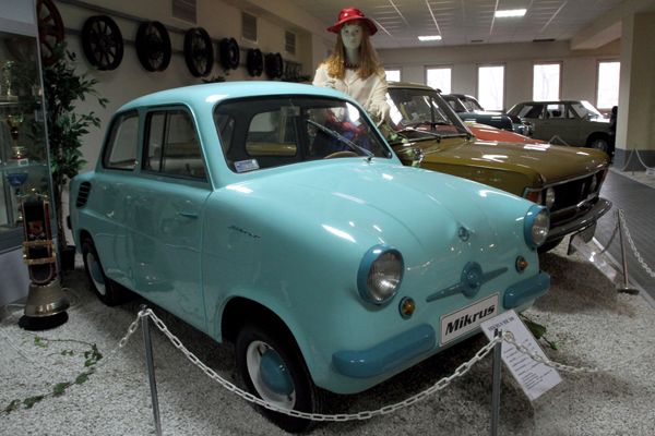 Mikrus MR 300 z 1958 r. Takim samochodem na wczasy jeździły całe rodziny... (fot. Adam Ciereszko / PAP)
