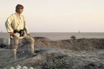 Droidy R2-D2 i C-3PO trafiają w ręce Luke'a Skywalkera, młodzieńca mieszkającego na farmie wodnej (fot. archiwum TVP)