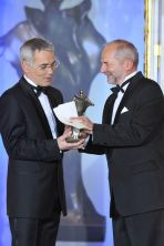 Robert Janowski, gospodarz popularnego programu „Jaka to melodia?", cieszył się z nagrody publiczności  (fot. Jan Bogacz/TVP)