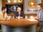 (Od lewej) Adam Godlewski, Andrzej Strejlau i Jacek Kurowski w studiu podczas Euro 2004 (fot.TVP)
