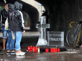 Niemcy przychodzą na miejsce tragedii (fot. PAP/EPA/ROLAND WEIHRAUCH)